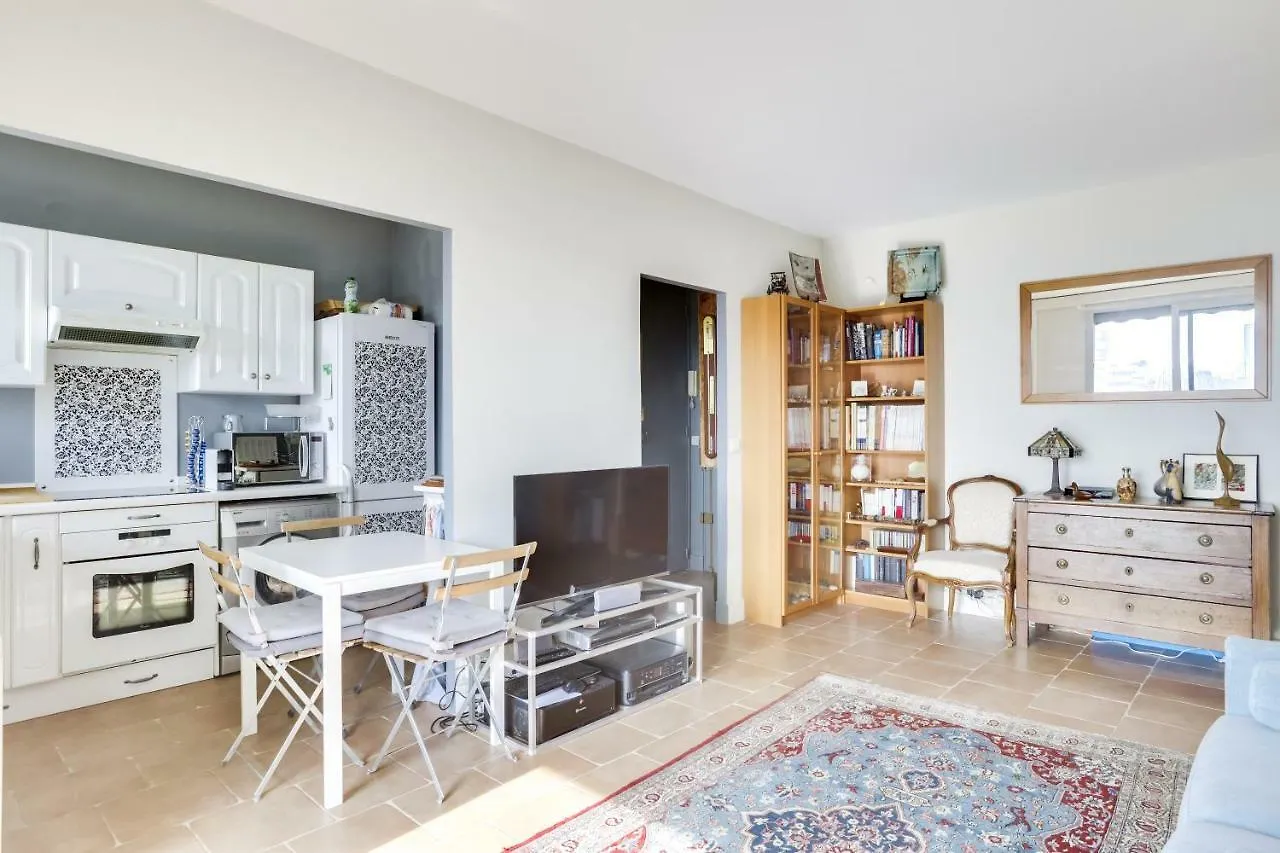 Charming Apartment With Terrace By Weekome location